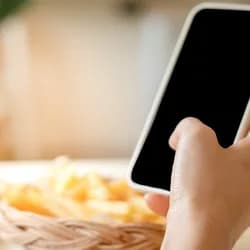 Chia sẻ cách rút tiền bằng mã QR