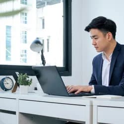 Người vay thường gặp rủi ro nào với bên cho vay?