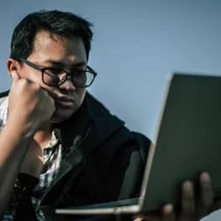 Làm thế nào khi bị kiện vì vay tiền nhưng không thể trả?