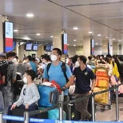 Có nên mượn/ứng lương để mua vé về quê dịp Tết?